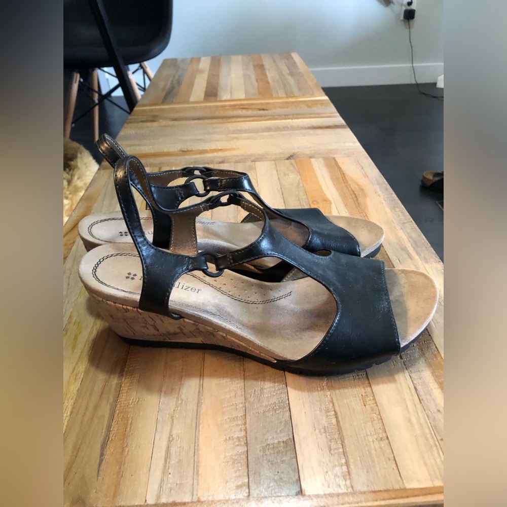 NWOT NATURALIZER BLACK LEATHER CORK WEDGE SANDALS